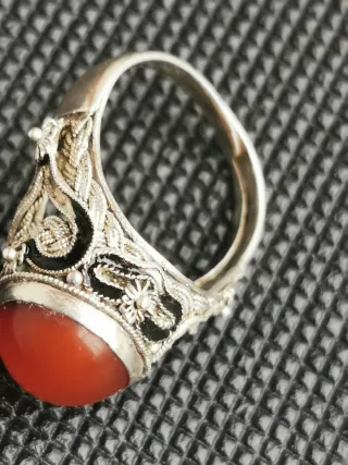 Anillo de plata con piedra naranja