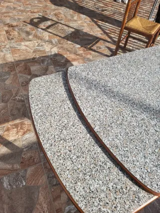 Mesa de madera efecto granito