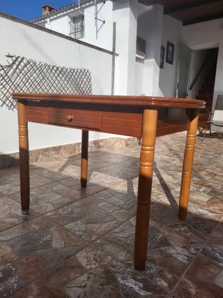 Mesa de madera efecto granito