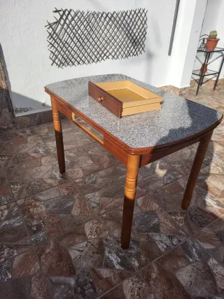Mesa de madera efecto granito