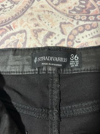 Pantalones efecto piel anchos negros