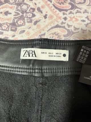 Pantalones efecto piel anchos negros