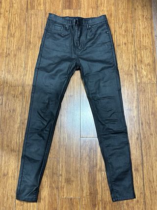 Pantalones efecto piel anchos negros