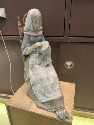 Figura porcelana Lladró mujer costurera