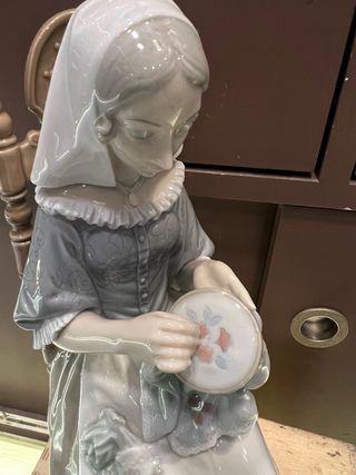 Figura porcelana Lladró mujer costurera
