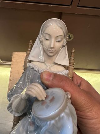 Figura porcelana Lladró mujer costurera