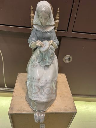 Figura porcelana Lladró mujer costurera