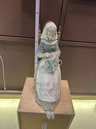Figura porcelana Lladró mujer costurera