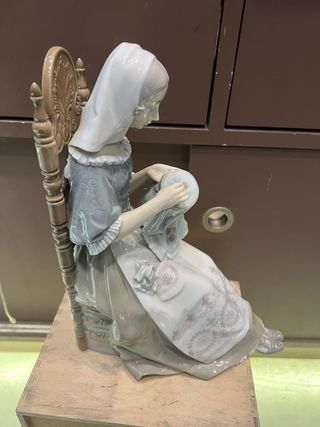 Figura porcelana Lladró mujer costurera