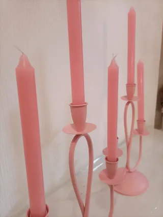 Candelabros rosas de metal