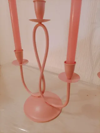 Candelabros rosas de metal