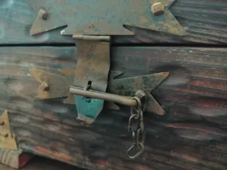 Cofre de madera maciza estilo vintage antiguo