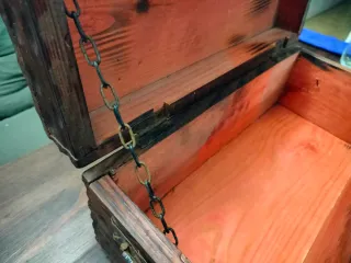 Cofre de madera maciza estilo vintage antiguo