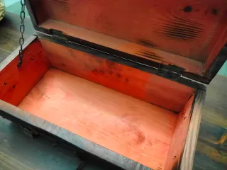 Cofre de madera maciza estilo vintage antiguo