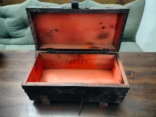 Cofre de madera maciza estilo vintage antiguo