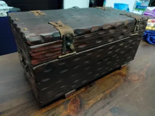 Cofre de madera maciza estilo vintage antiguo