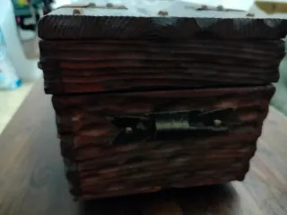 Cofre de madera maciza estilo vintage antiguo