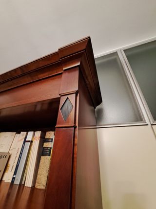 Librería de madera oscura