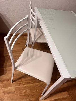 Mesa Comedor Cristal y 4 Sillas Metálicas