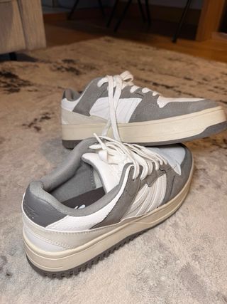 Zapatillas urbanas grises y blancas