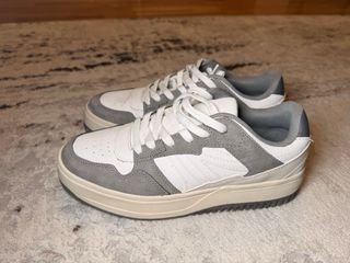 Zapatillas urbanas grises y blancas