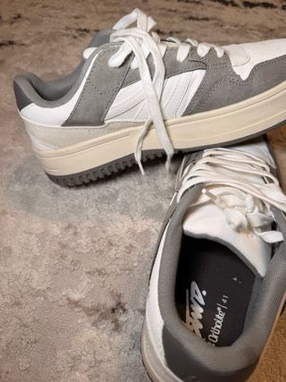Zapatillas urbanas grises y blancas