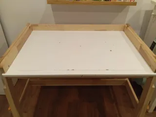 Scrivania regolabile in legno per bambini di Ikea