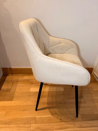 Silla de comedor beige y negra