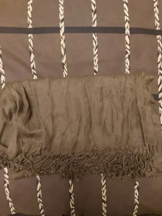Pasmina beige y marrón con flecos