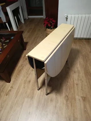 Mesa plegable ovalada madera y metal.