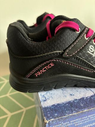 Zapatos de seguridad Sparco negros y rosas