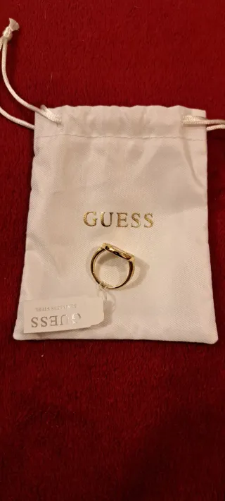 Anillo Guess Dorado con G y Circonitas