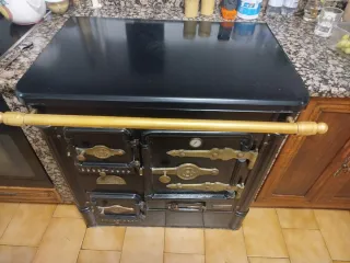 Cocina Calefactora Hergom Negra y Dorada