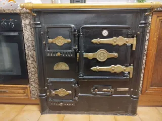 Cocina Calefactora Hergom Negra y Dorada