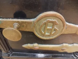 Cocina Calefactora Hergom Negra y Dorada