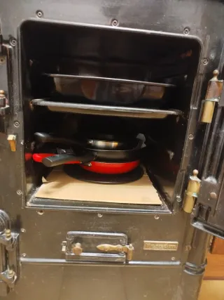 Cocina Calefactora Hergom Negra y Dorada