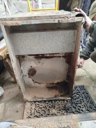 Cocina Calefactora Hergom Negra y Dorada