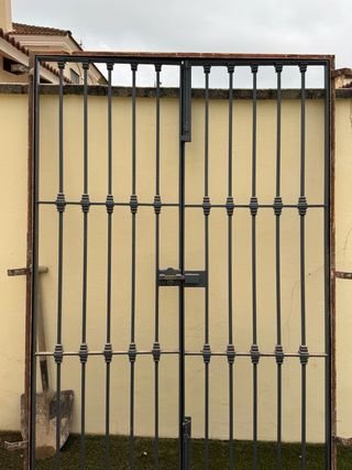 Reja de hierro con cerradura