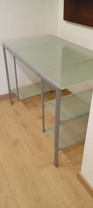 Escritorio de cristal y metal