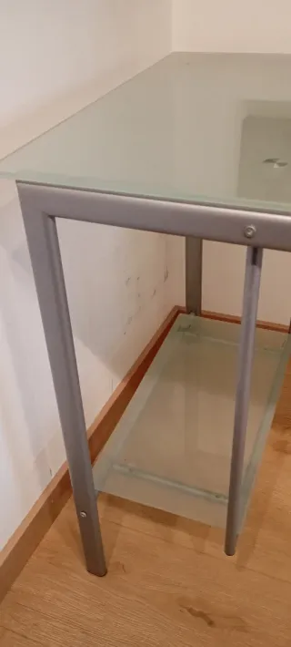 Escritorio de cristal y metal