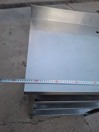 Estantería metálica plateada