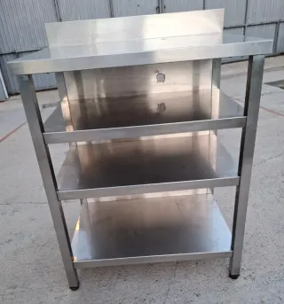 Estantería metálica plateada