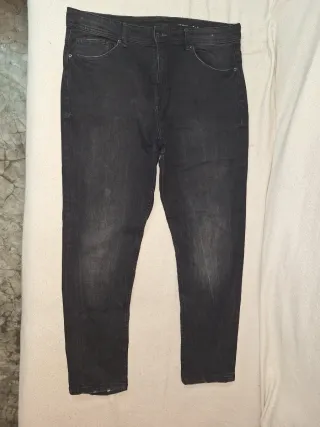 Pantalón vaquero negro hombre y pantalón azul.