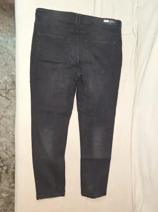 Pantalón vaquero negro hombre y pantalón azul.