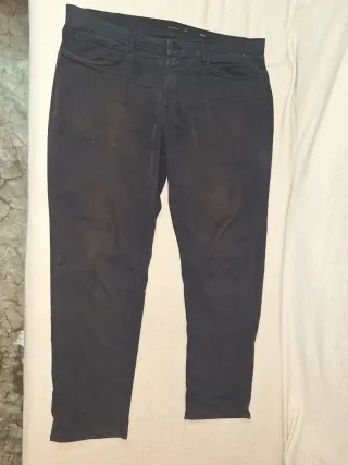 Pantalón vaquero negro hombre y pantalón azul.