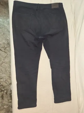 Pantalón vaquero negro hombre y pantalón azul.