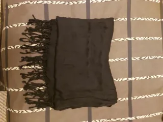 Pasmina negra con flecos
