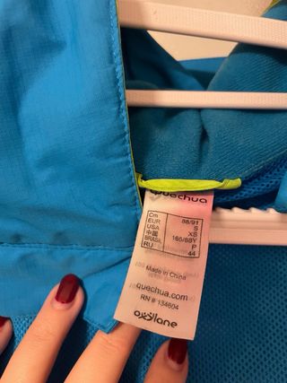 Chaqueta cortavientos Quechua azul y amarilla
