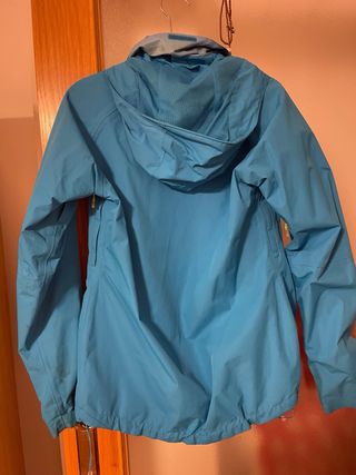 Chaqueta cortavientos Quechua azul y amarilla