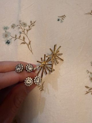 Dos pendientes de plata y uno de latón